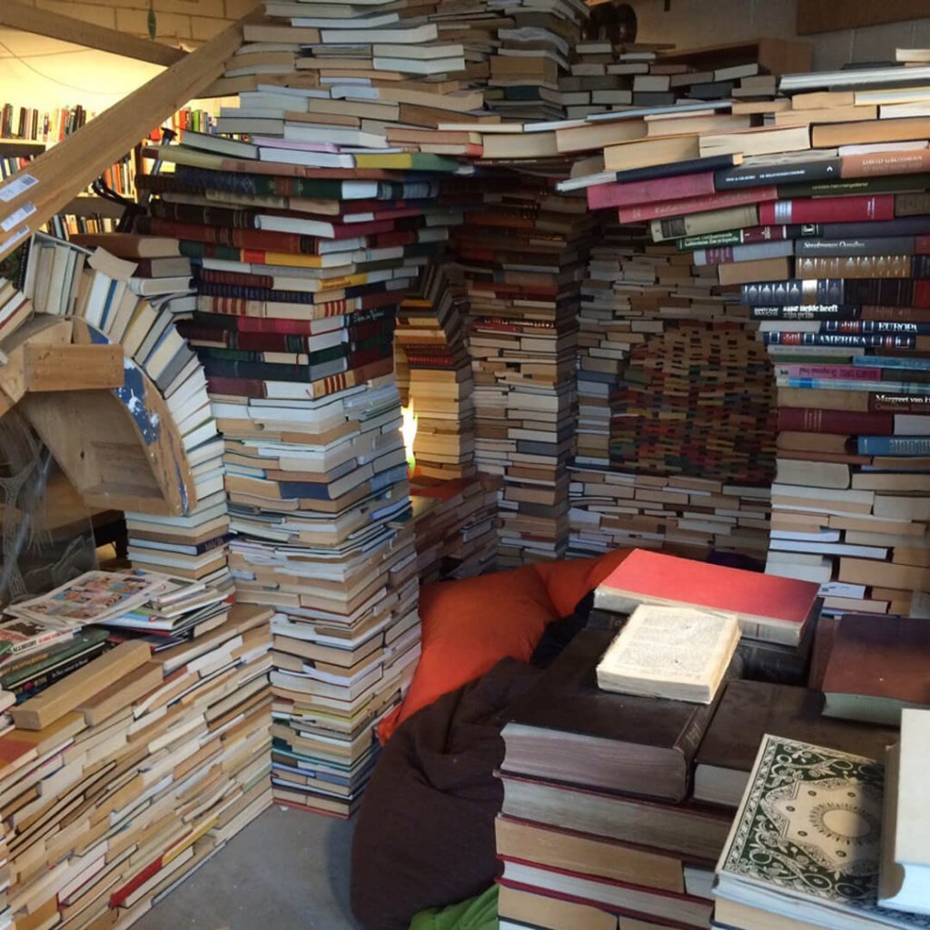 Дом из книг.jpg