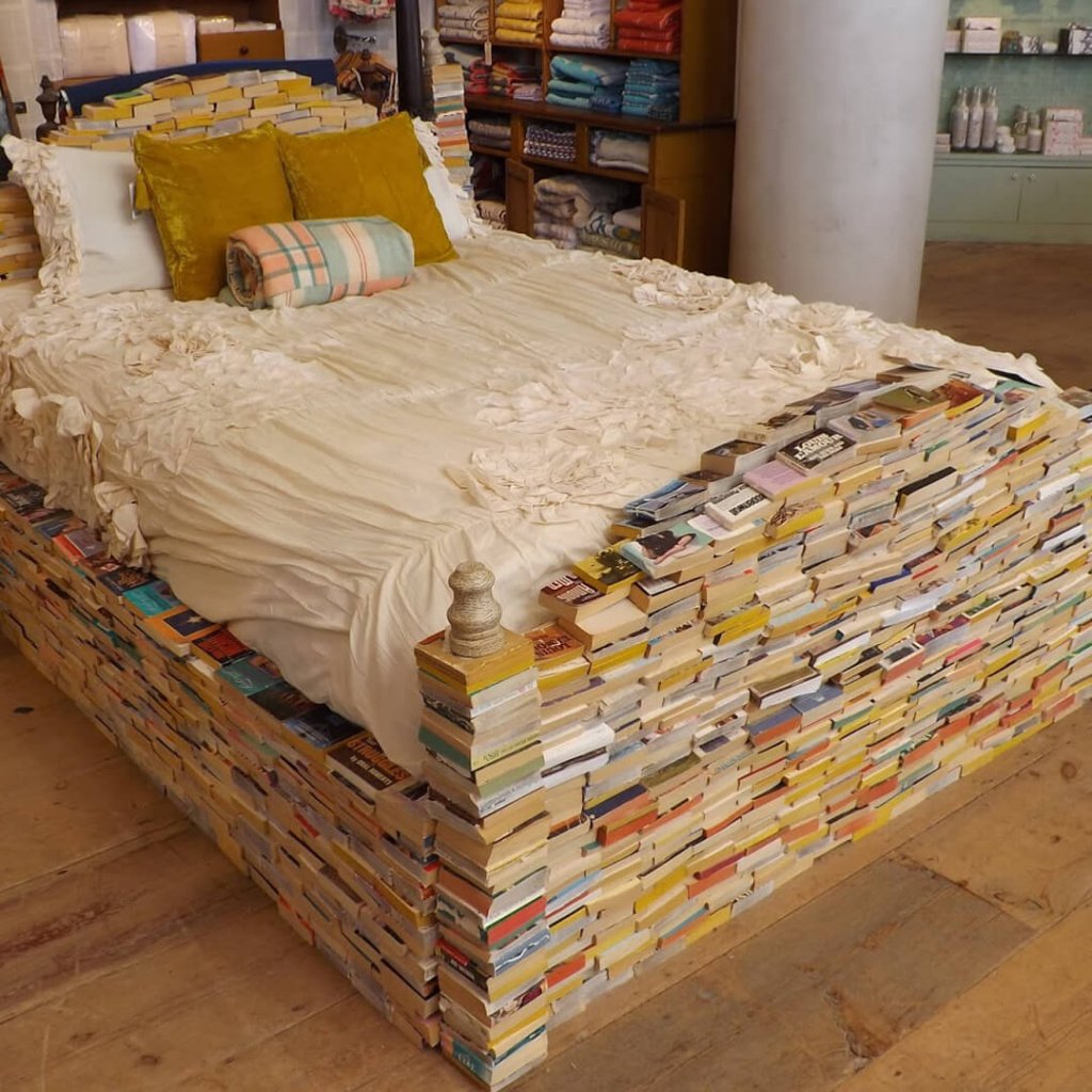 Кровать из книг.jpg